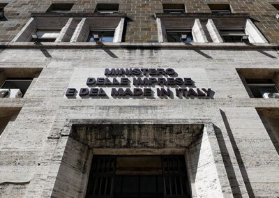 aggiornato bando di gara. Decarbonizzazione obbligatoria, priorità a soluzioni che tutelano produzione e occupazione – www.mimit.gov.it