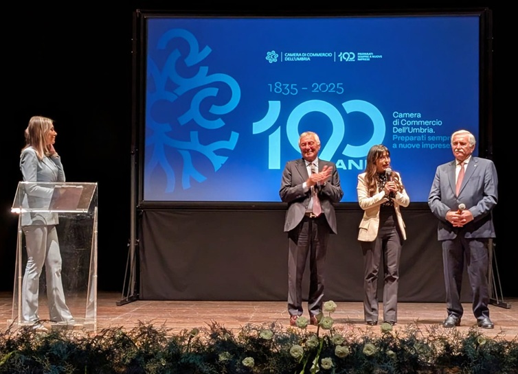 Presidente Proietti interviene al Teatro Pavone nella celebrazione per i 190 anni della Camera di Commercio dell’Umbria: “Siete un esempio di coesione realizzata facendo rete tra le grandi e le piccole realtà di tutti i 92 comuni della regione” – www.regione.umbria.it