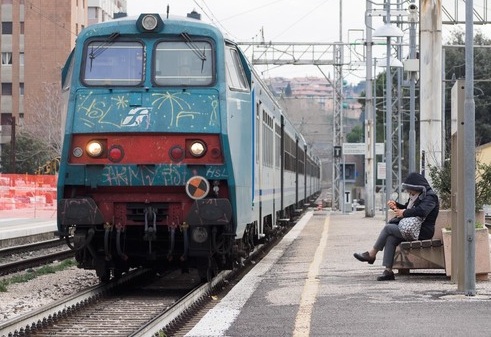 La Regione Umbria chiede un incontro urgente al ministro delle Infrastrutture e dei Trasporti e ai vertici di Rfi e di Trenitalia, per affrontare le criticità del trasporto ferroviario regionale. De Rebotti: “Condizioni ormai insostenibili per gli utenti” – www.regione.umbria.it