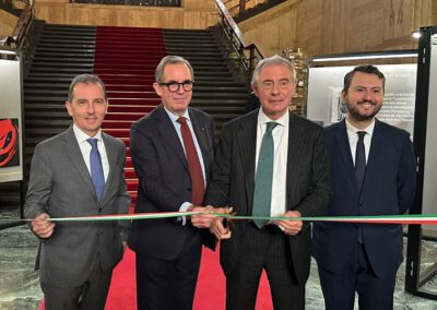 Mimit inaugurata la mostra Sguardi d’impresa. Mimmo Frassineti fotografa la Ferrari – www.mimit.gov.it