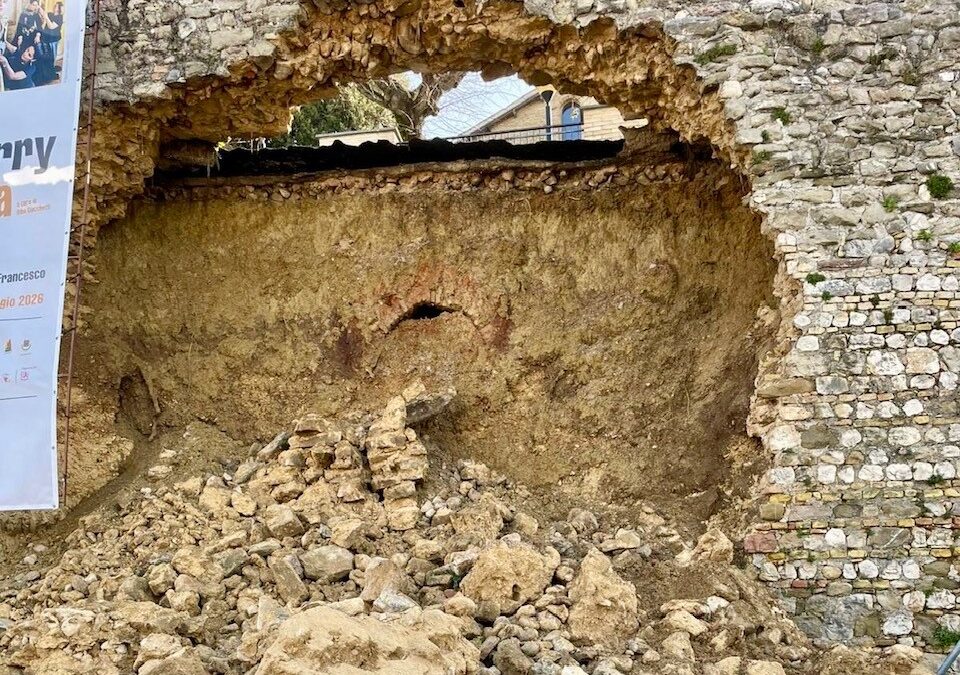 Crollo delle mura a Montefalco: stanziamento di oltre 3,6 milioni di euro grazie alla cabina sisma. Sopralluogo dell’assessore De Rebotti, individuate risorse anche per Fabro. La presidente Proietti: “Regione intervenuta immediatamente” – www.regione.umbria.it