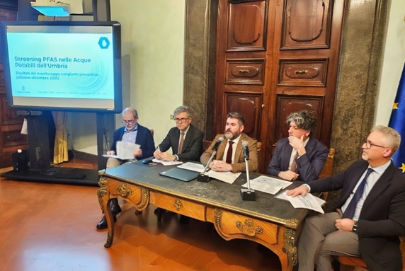 L’acqua potabile degli umbri è sicura, ecco i primi dati del monitoraggio Pfas. Assessore De Luca: “Ulteriore conferma che bere dal rubinetto è privo di rischi oltre che economico. Il Governo acceleri la messa al bando senza ulteriori rinvii” – www.regione.umbria.it