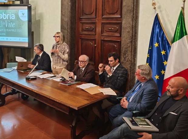 Umbria Top a Vinitaly 2026: “Stili di Vite”, un racconto di identità, ispirazione e contemporaneità. La collettiva delle cantine umbre si presenta alla manifestazione con 45 espositori e un concept immersivo dedicato al valore della cultura umbra – www.regione.umbria.it