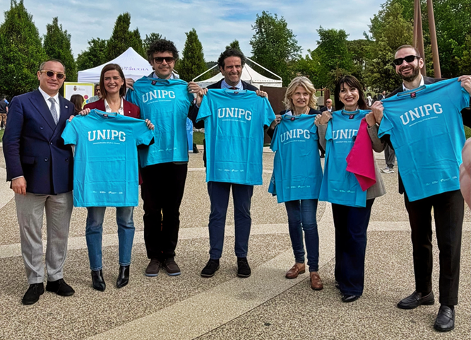 Open Day dell’Università degli Studi, la presidente Proietti ha accolto al Barton Park i futuri studenti con un caloroso saluto: “L’Umbria ha le carte in regola per brillare, ma solo se ci siete voi e se siamo capaci di attrarvi e di farvi restare. Grazie per la vostra energia” – www.regione.umbria.it